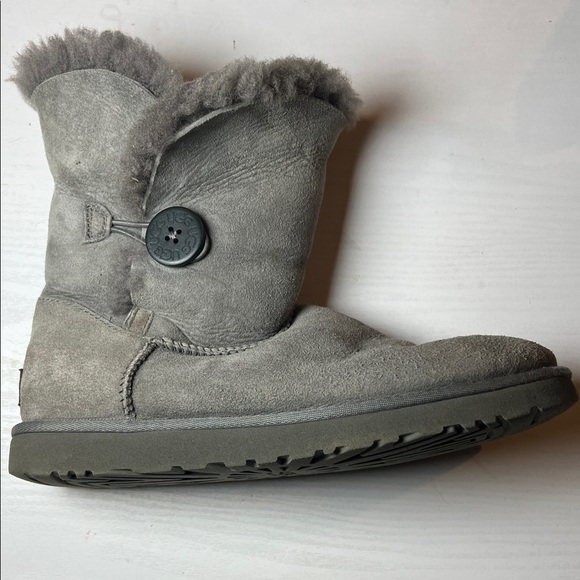 UGG Classic Gray Sheepskin Boots - Picture 4 of 6